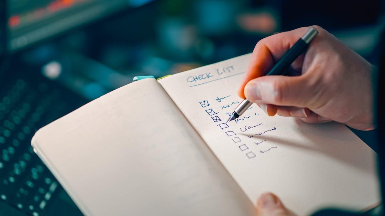 Специалист планирует задачи в блокноте